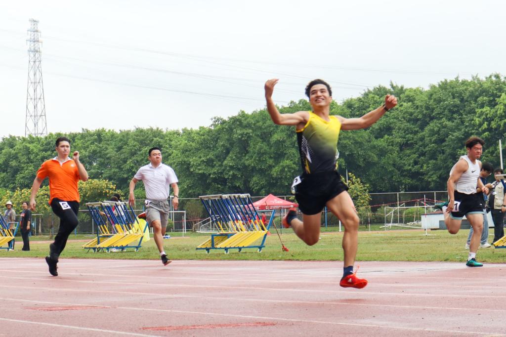 男子100米预赛近景.jpg
